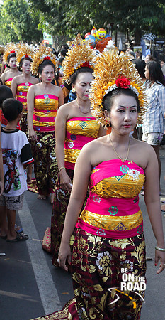 Colourful dressed Balinese Women in a temple procession at Sukowati