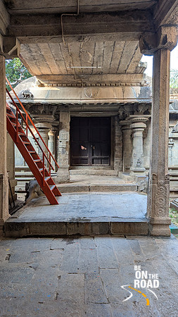 The way to climb to the roof of Thiruppudaimarudur Temple