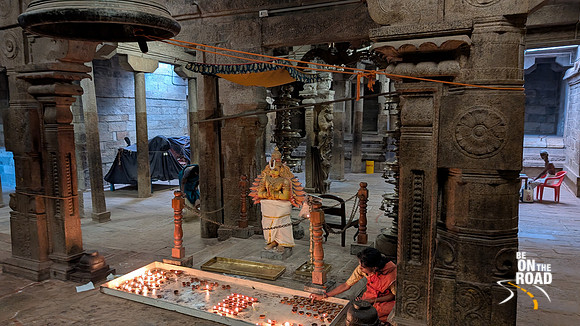 Lighting lamps in front of Garuda at Nindra Nambi Perumal temple, Thirukkurungudi
