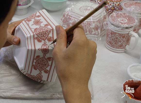 Benjarong bowl being made at Ban Amphawa, Thailand