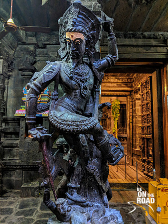 Statue in front of sanctum sanctorum of Nellaiappar Temple, Tirunelveli
