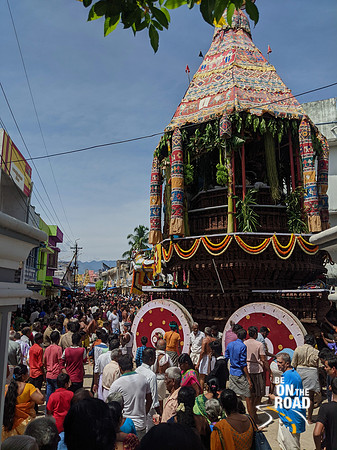 The Kallidaikurichi periya ratham pulled by the devotees