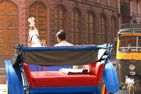 Horse carts and autorickshaws share the old haveli trail of Bikaner, Rajasthan