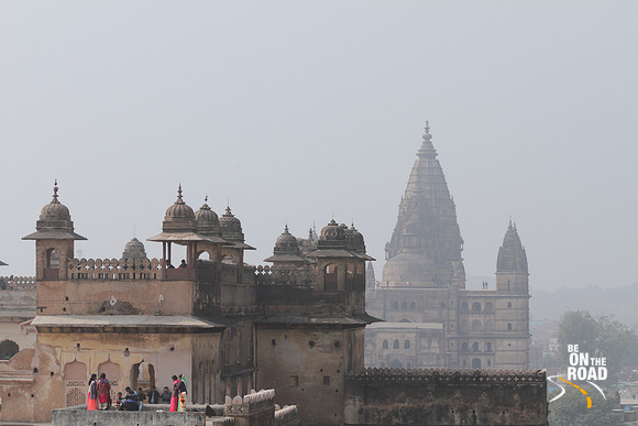 Orchha fort and Chatrubhuj temple opening up through the fog
