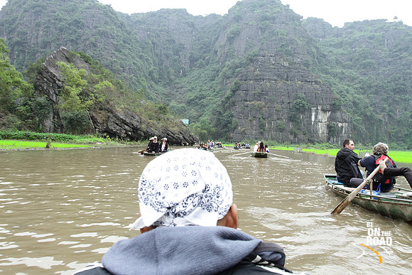 Surreal Tam Coc river boating experience amidst the mighty limestone karsts